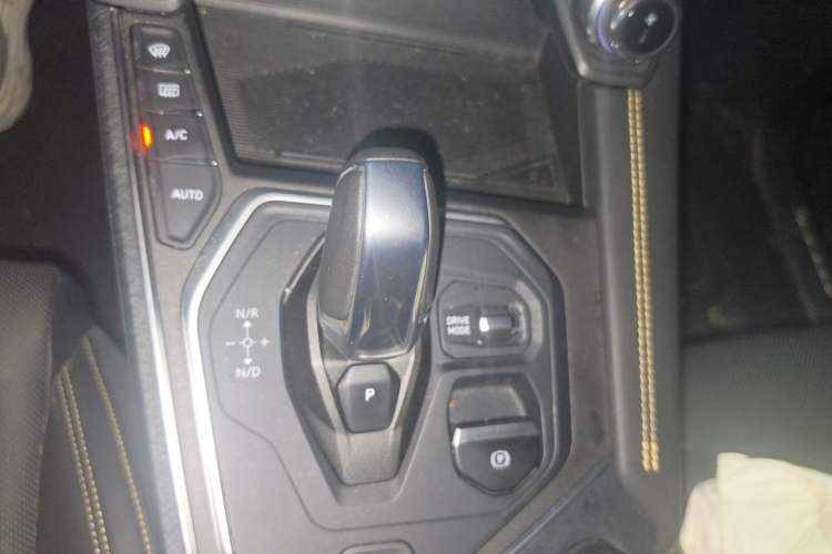 Used Lynk & Co 01 2023 2.0TD Two-Wheel Drive Pro Trim Gear Lever