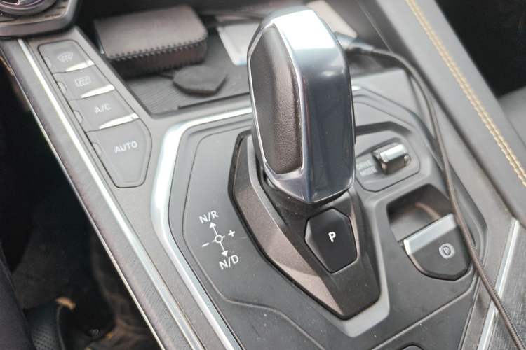 Used Lynk & Co 01 2023 2.0TD Two-Wheel Drive Pro Trim Gear Lever