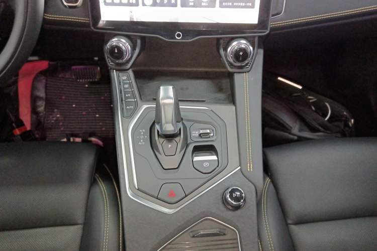 Used Lynk & Co 01 2023 2.0TD Two-Wheel Drive Pro Trim Gear Lever