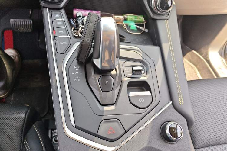 Used Lynk & Co 01 2023 2.0TD Two-Wheel Drive Pro Trim Gear Lever