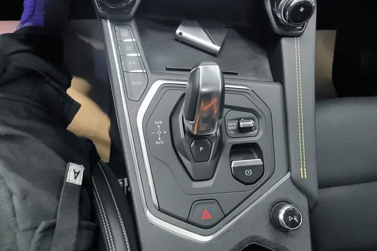 Used Lynk & Co 01 2023 2.0TD Two-Wheel Drive Pro Trim Gear Lever