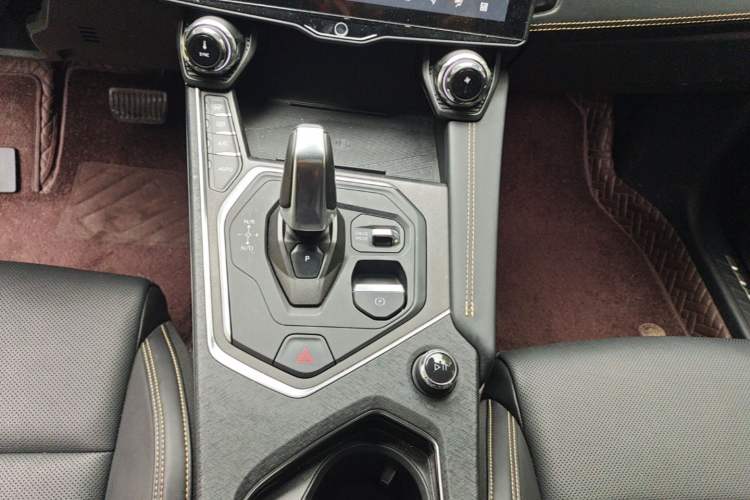 Used Lynk & Co 01 2023 2.0TD Two-Wheel Drive Pro Trim Gear Lever
