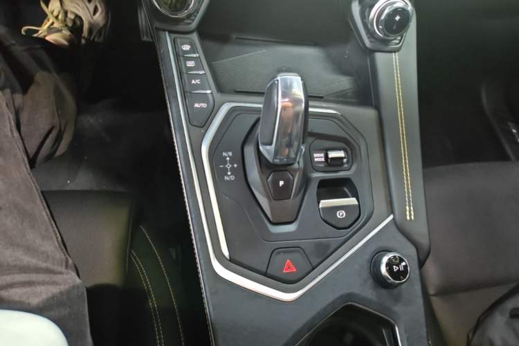 Used Lynk & Co 01 2023 2.0TD Two-Wheel Drive Pro Trim Gear Lever