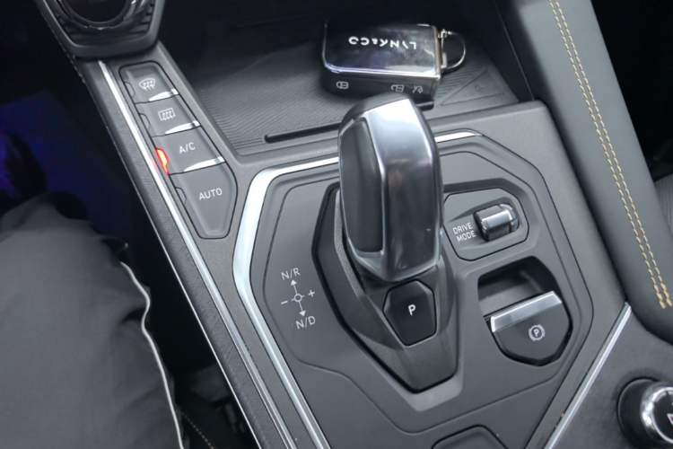 Used Lynk & Co 01 2023 2.0TD Two-Wheel Drive Pro Trim Gear Lever