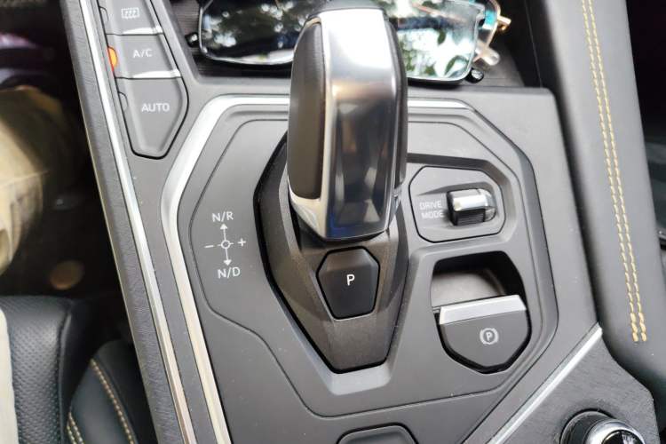 Used Lynk & Co 01 2023 2.0TD Two-Wheel Drive Pro Trim Gear Lever