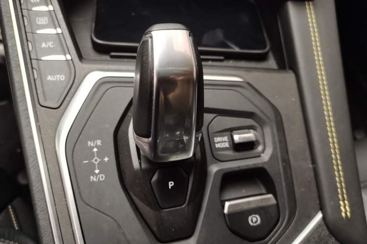 Used Lynk & Co 01 2023 2.0TD Two-Wheel Drive Pro Trim Gear Lever