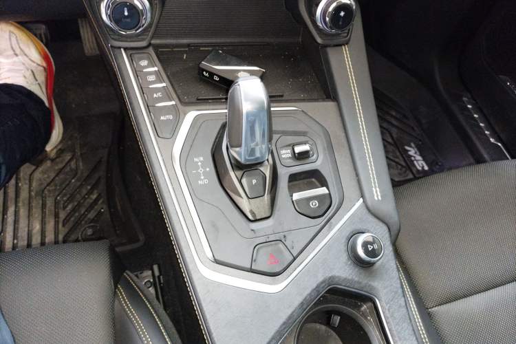 Used Lynk & Co 01 2023 2.0TD Two-Wheel Drive Pro Trim Gear Lever