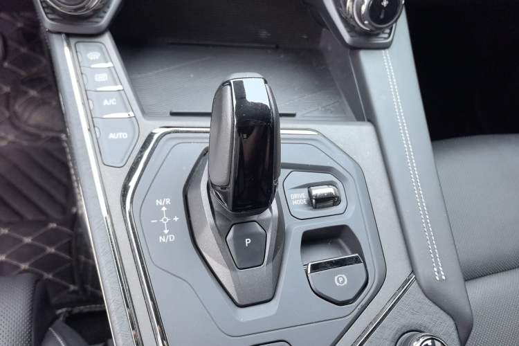 Used Lynk & Co 01 2023 2.0TD Four-Wheel Drive Dark Night Edition Gear Lever