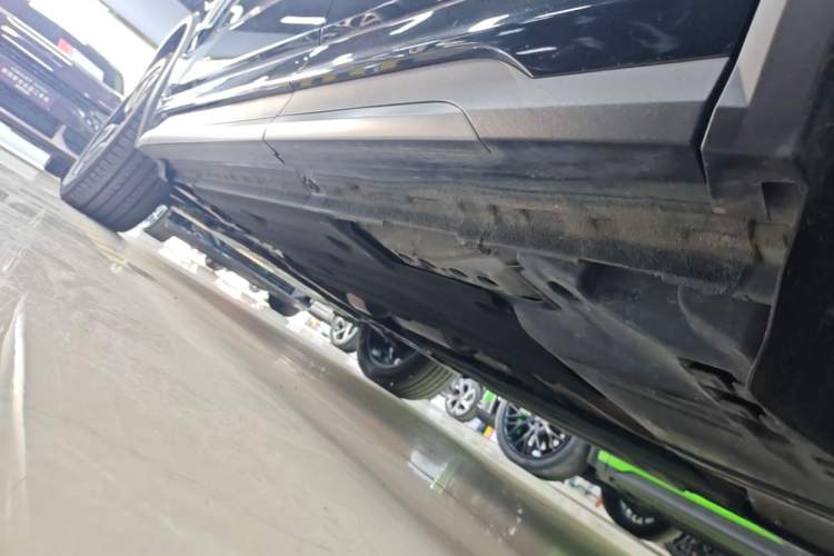 Used Lynk & Co 01 2023 2.0TD Two-Wheel Drive Pro Trim Left Side Sill