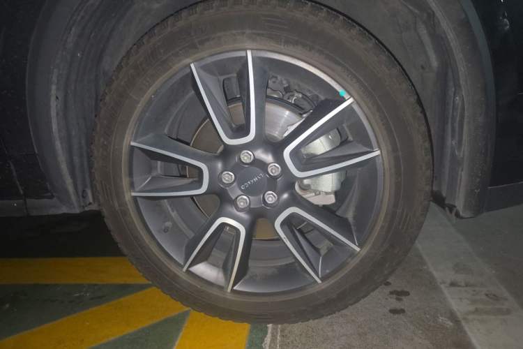 Used Lynk & Co 01 2023 2.0TD Two-Wheel Drive Pro Trim Right Front Wheel Hub