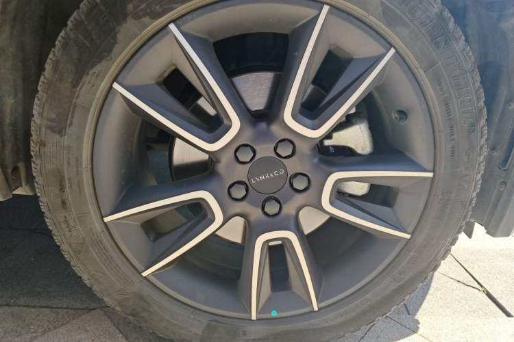 Used Lynk & Co 01 2023 2.0TD Two-Wheel Drive Pro Trim Right Front Wheel Hub