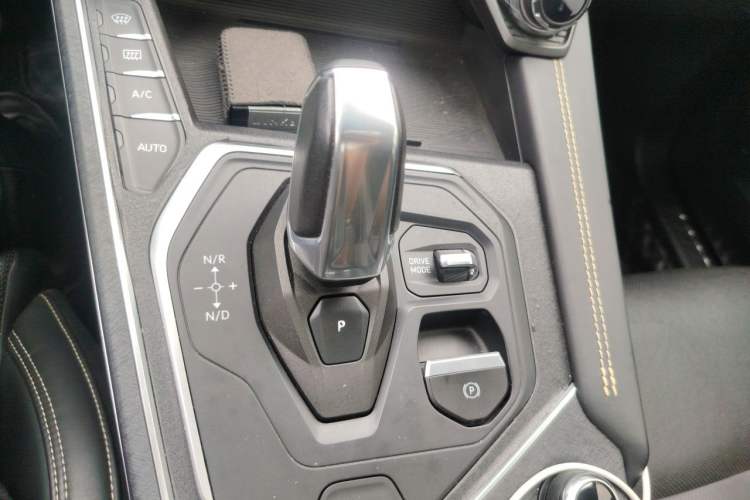 Used Lynk & Co 01 2023 2.0TD Two-Wheel Drive Pro Trim Gear Lever