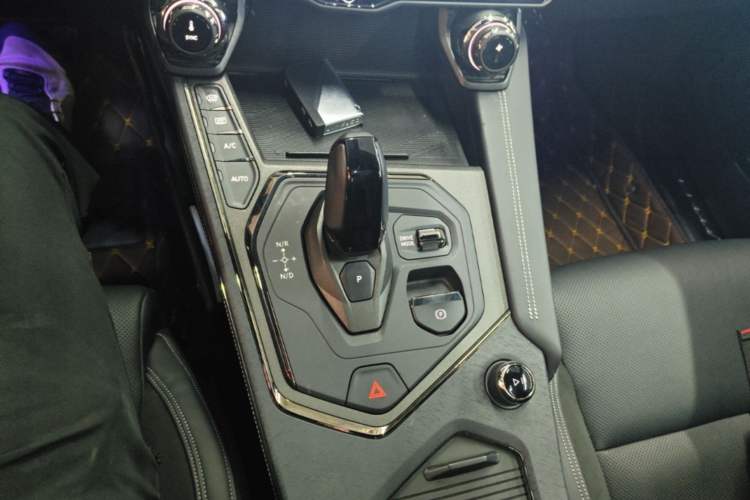 Used Lynk & Co 01 2023 2.0TD Four-Wheel Drive HypeHalo Gear Lever