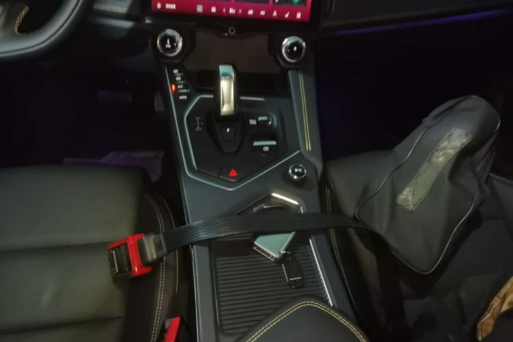 Used Lynk & Co 01 2023 2.0TD Two-Wheel Drive Pro Trim Gear Lever