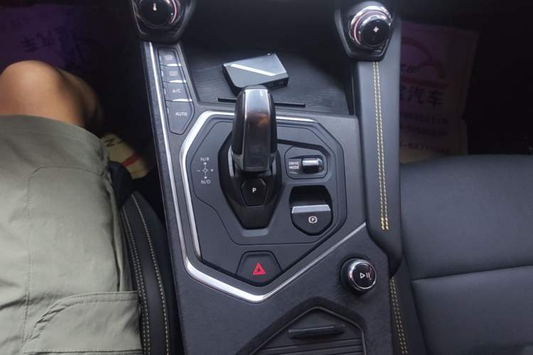 Used Lynk & Co 01 2023 2.0TD Two-Wheel Drive Pro Trim Gear Lever