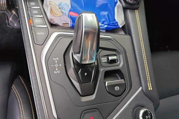 Used Lynk & Co 01 2023 2.0TD Two-Wheel Drive Pro Trim Gear Lever