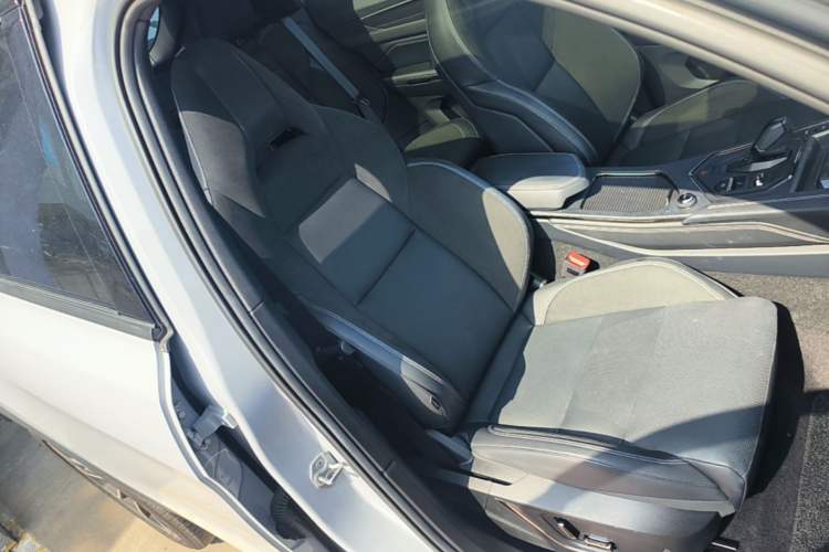 Used Lynk & Co 01 2023 1.5TD EM-F PM Right Front Seat