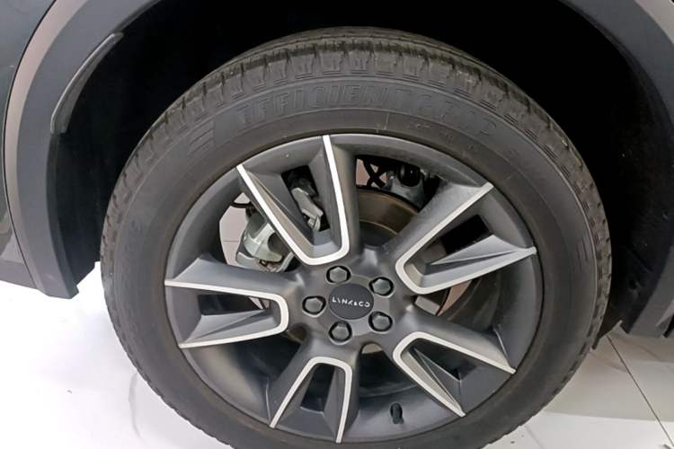 Used Lynk & Co 01 2023 2.0TD Two-Wheel Drive Pro Trim Right Rear Wheel Hub