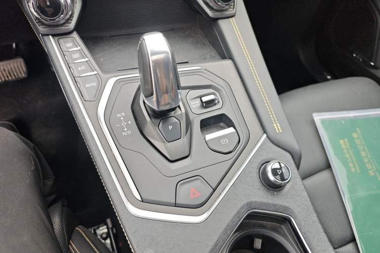 Used Lynk & Co 01 2023 2.0TD Two-Wheel Drive Pro Trim Gear Lever