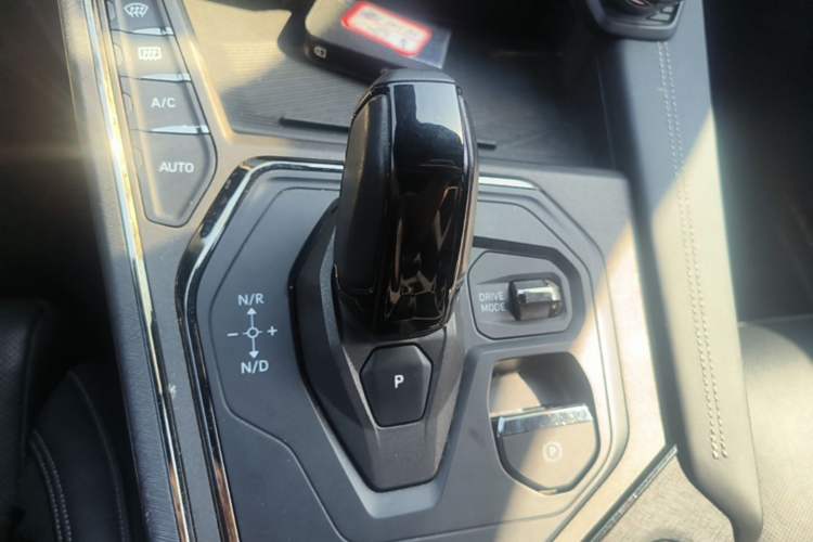 Used Lynk & Co 01 2023 1.5TD EM-F PM Gear Lever
