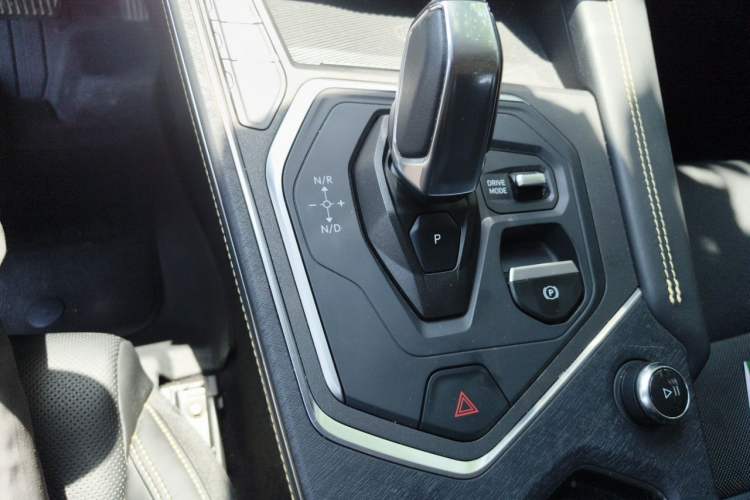 Used Lynk & Co 01 2023 2.0TD Two-Wheel Drive Pro Trim Gear Lever