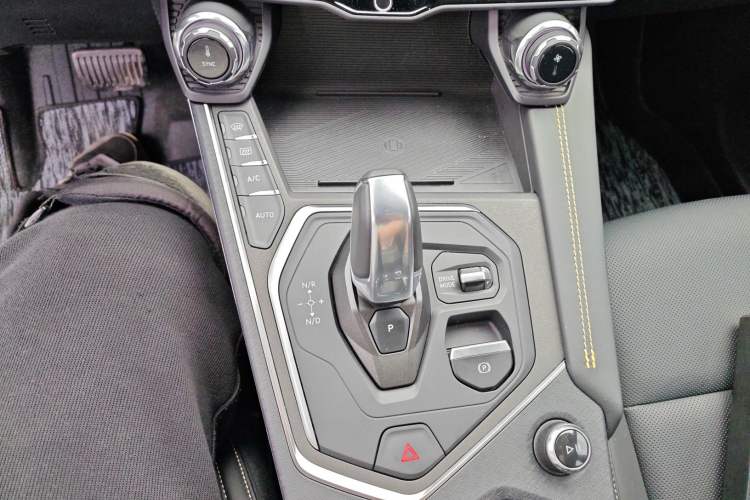 Used Lynk & Co 01 2023 2.0TD Two-Wheel Drive Pro Trim Gear Lever