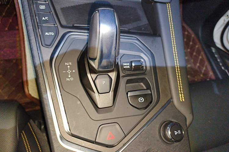 Used Lynk & Co 01 2023 2.0TD Two-Wheel Drive Pro Trim Gear Lever