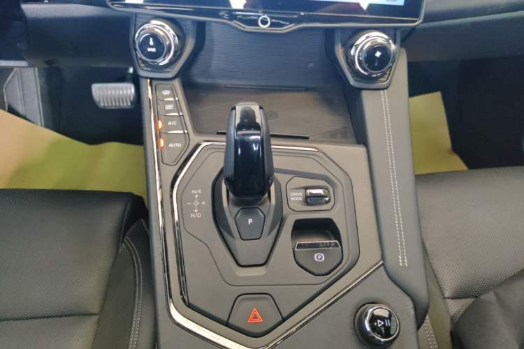 Used Lynk & Co 01 2023 1.5TD EM-F PM Gear Lever