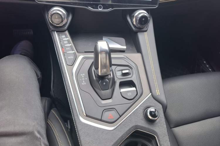 Used Lynk & Co 01 2023 2.0TD Two-Wheel Drive Pro Trim Gear Lever