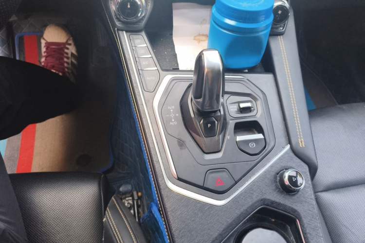 Used Lynk & Co 01 2023 2.0TD Two-Wheel Drive Pro Trim Gear Lever