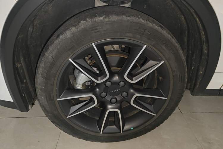 Used Lynk & Co 01 2023 2.0TD Two-Wheel Drive Pro Trim Left Front Wheel Hub