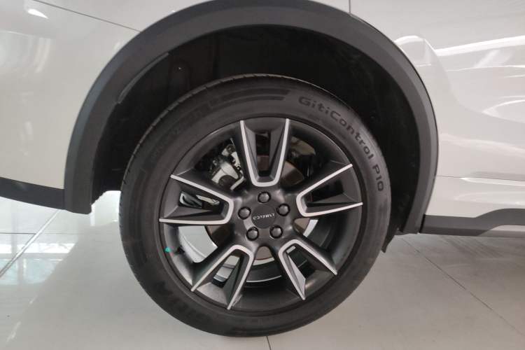 Used Lynk & Co 01 2025 2.0TD Two-Wheel Drive Refreshed Pro Version Exterior 5