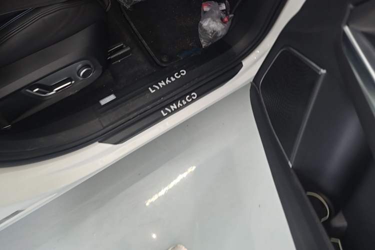 Used Lynk & Co 01 EM-P 2018 1.5T PHEV JingPro National Emission Standard V Right Side Sill