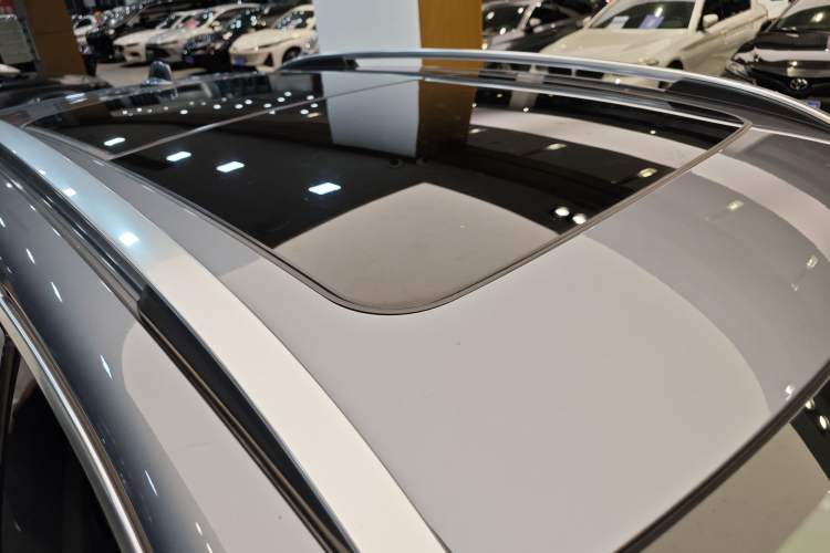 Used Lynk & Co 01 EM-P 2019 1.5T PHEV Jing Meeting China VI Emission Standards Roof
