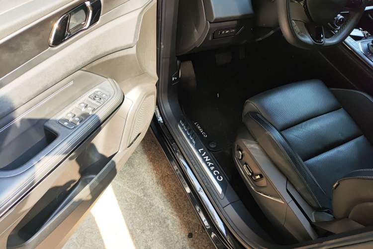 Used Lynk & Co 01 EM-P 2021 1.5TD PHEV Halo Interior 3