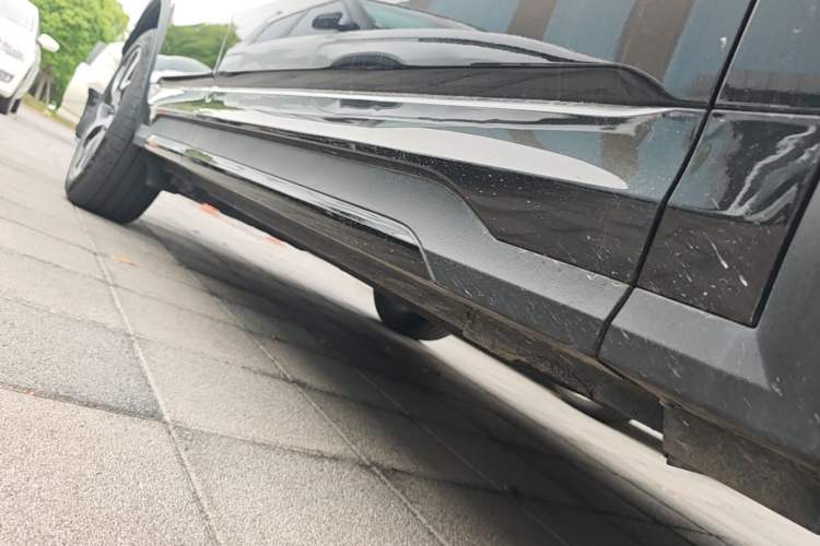 Used Lynk & Co 01 EM-P 2021 1.5TD PHEV Halo Right Side Sill