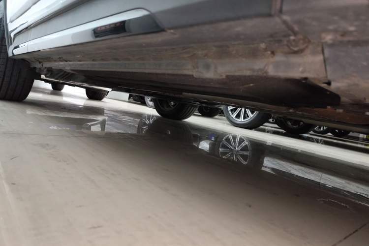Used Lynk & Co 01 EM-P 2021 1.5TD PHEV Halo Right Side Sill