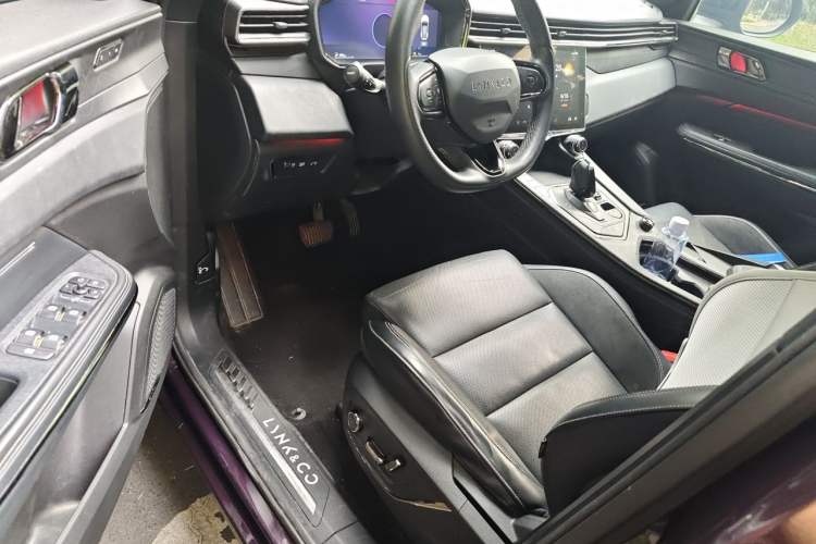 Used Lynk & Co 01 EM-P 2021 1.5TD PHEV Halo Interior 3