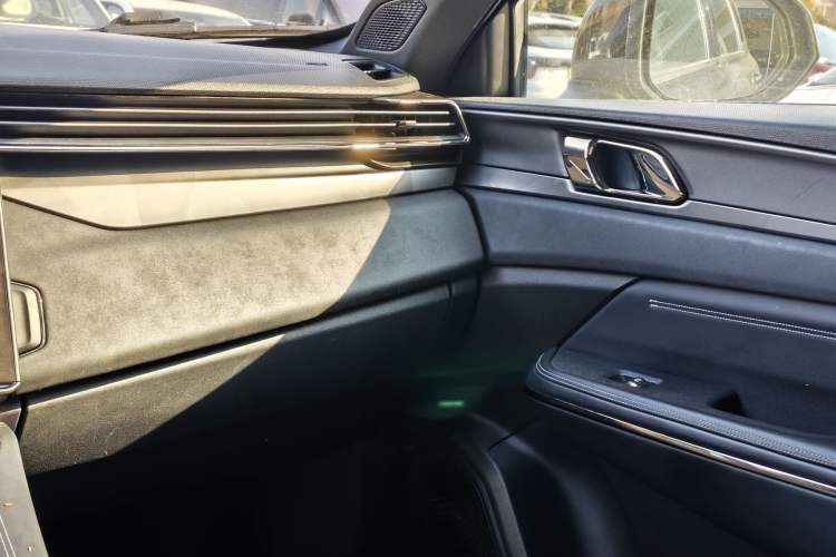 Used Lynk & Co 01 EM-P 2022 1.5TD PHEV Plus Interior 4