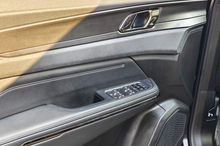 Used Lynk & Co 01 EM-P 2022 1.5TD PHEV Plus Interior 5