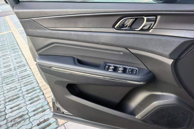 Used Lynk & Co 01 EM-P 2022 1.5TD PHEV Plus Interior 8