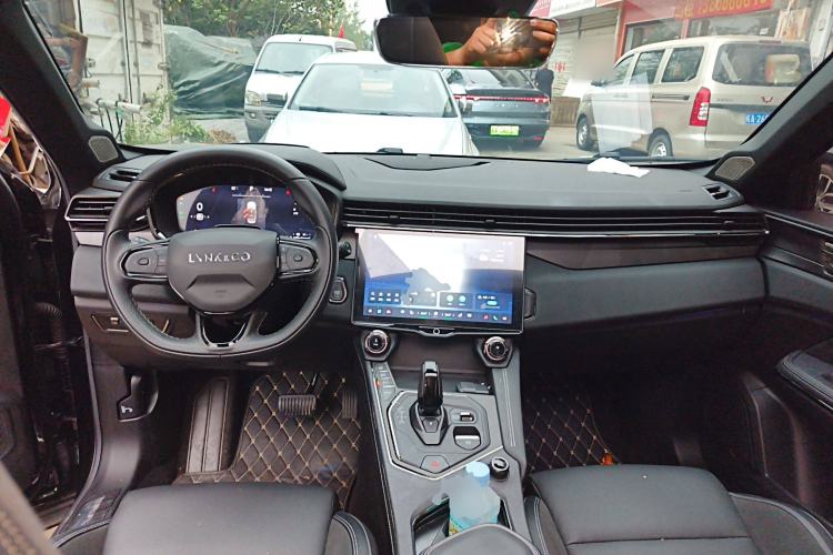 Used Lynk & Co 01 EM-P 2023 1.5TD EM-P PM Center Console
