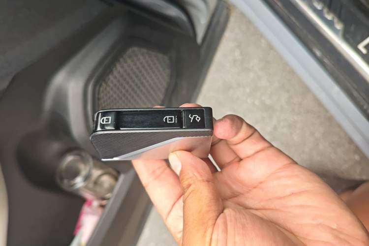 Used Lynk & Co 01 EM-P 2023 1.5TD EM-P Dawn Edition Vehicle Key
