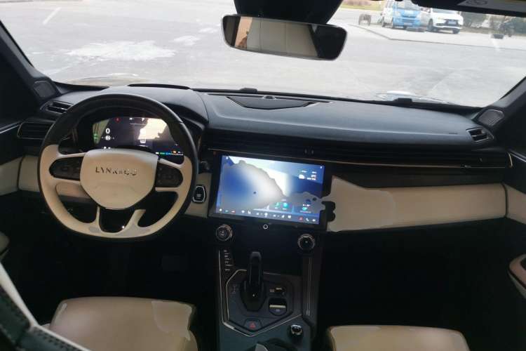 Used Lynk & Co 01 EM-P 2023 1.5TD EM-P Dawn Edition Center Console