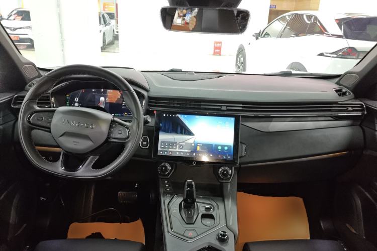 Used Lynk & Co 01 EM-P 2023 1.5TD EM-P Dawn Edition Center Console