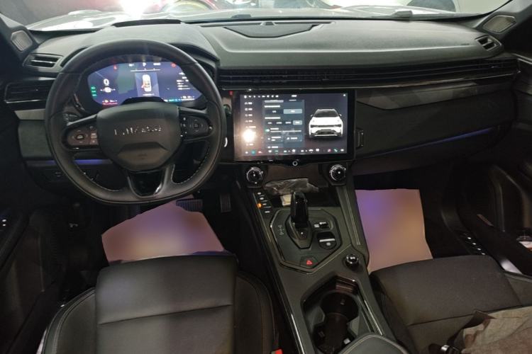 Used Lynk & Co 01 EM-P 2023 1.5TD EM-P Dawn Edition Center Console