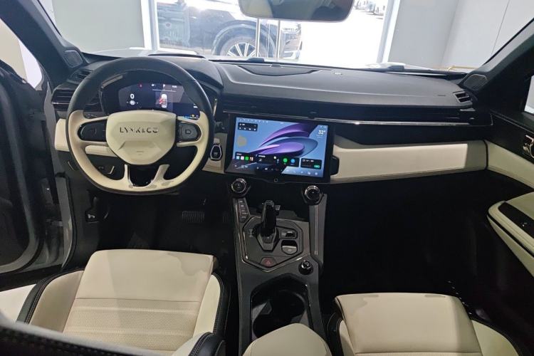 Used Lynk & Co 01 EM-P 2023 1.5TD EM-P Dawn Edition Center Console