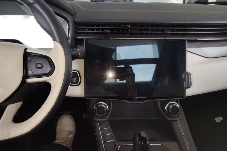 Used Lynk & Co 01 EM-P 2023 1.5TD EM-P Dawn Edition Center Console