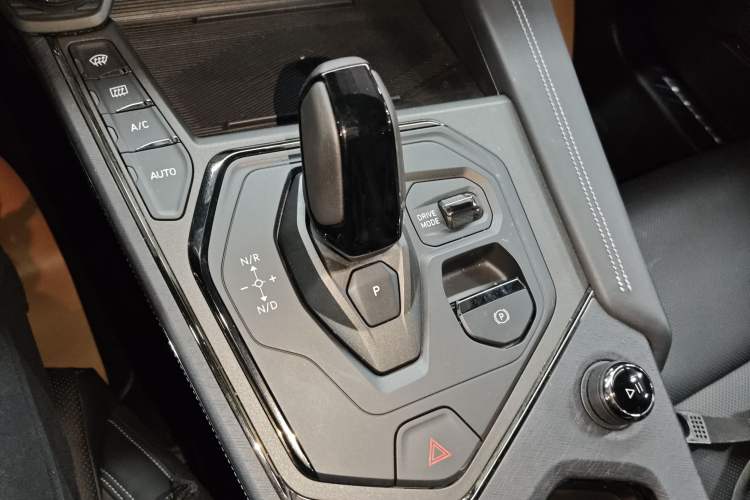 Used Lynk & Co 01 EM-P 2023 1.5TD EM-P Dawn Edition Gear Lever