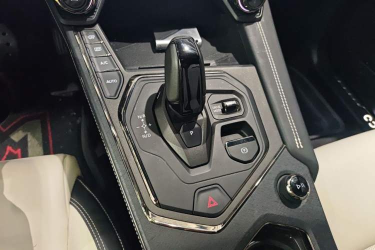 Used Lynk & Co 01 EM-P 2023 1.5TD EM-P Dawn Edition Gear Lever